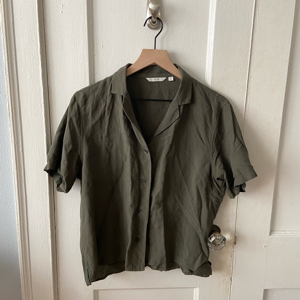 Uniqlo Olive Green Short Sleeve Button Up Shirt
